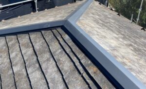 山梨県上野原市にて屋根の棟交換